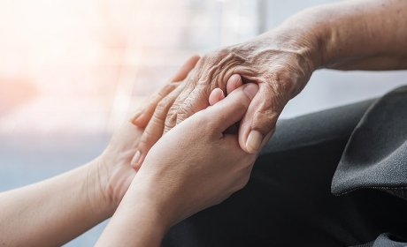 Soins palliatifs : 30 mesures pour "une stratégie décennale des soins d’accompagnement"